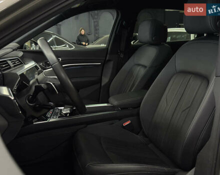 Серый Ауди Q8 e-tron, объемом двигателя 0 л и пробегом 24 тыс. км за 48989 $, фото 10 на Automoto.ua