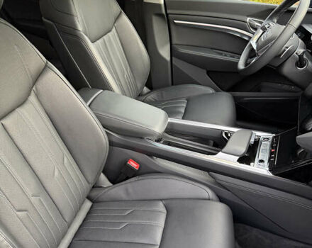 Серый Ауди Q8 e-tron, объемом двигателя 0 л и пробегом 33 тыс. км за 59000 $, фото 11 на Automoto.ua