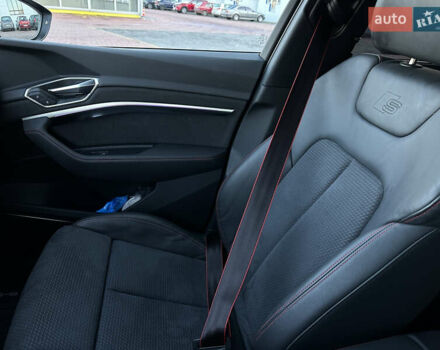 Сірий Ауді Q8 e-tron, об'ємом двигуна 0 л та пробігом 41 тис. км за 64000 $, фото 30 на Automoto.ua