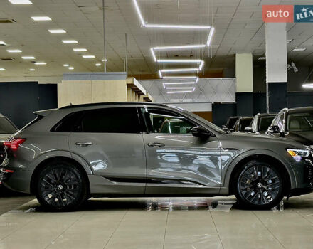 Серый Ауди Q8 e-tron, объемом двигателя 0 л и пробегом 24 тыс. км за 48989 $, фото 7 на Automoto.ua