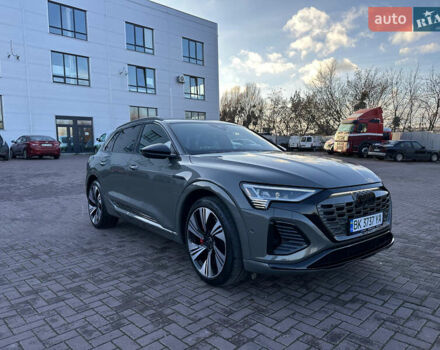 Сірий Ауді Q8 e-tron, об'ємом двигуна 0 л та пробігом 41 тис. км за 64000 $, фото 2 на Automoto.ua