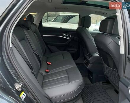 Сірий Ауді Q8 e-tron, об'ємом двигуна 0 л та пробігом 31 тис. км за 42300 $, фото 21 на Automoto.ua