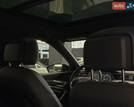 Серый Ауди Q8 e-tron, объемом двигателя 0 л и пробегом 24 тыс. км за 48989 $, фото 17 на Automoto.ua