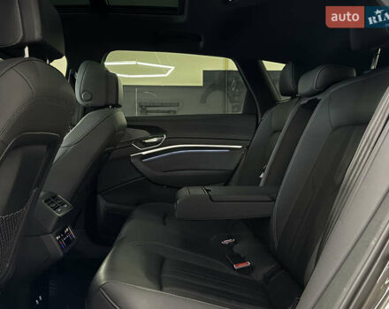 Серый Ауди Q8 e-tron, объемом двигателя 0 л и пробегом 24 тыс. км за 48989 $, фото 12 на Automoto.ua