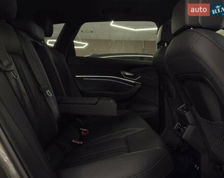 Серый Ауди Q8 e-tron, объемом двигателя 0 л и пробегом 24 тыс. км за 48989 $, фото 15 на Automoto.ua