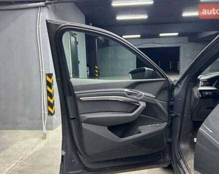 Сірий Ауді Q8 e-tron, об'ємом двигуна 0 л та пробігом 26 тис. км за 69500 $, фото 7 на Automoto.ua