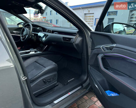 Сірий Ауді Q8 e-tron, об'ємом двигуна 0 л та пробігом 41 тис. км за 64000 $, фото 32 на Automoto.ua