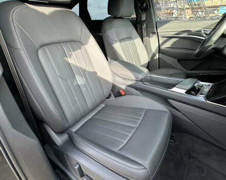 Сірий Ауді Q8 e-tron, об'ємом двигуна 0 л та пробігом 16 тис. км за 47500 $, фото 40 на Automoto.ua