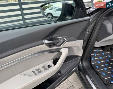 Сірий Ауді Q8 e-tron, об'ємом двигуна 0 л та пробігом 22 тис. км за 59000 $, фото 15 на Automoto.ua