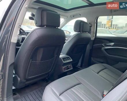 Сірий Ауді Q8 e-tron, об'ємом двигуна 0 л та пробігом 31 тис. км за 42300 $, фото 20 на Automoto.ua