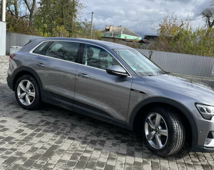 Серый Ауди Q8 e-tron, объемом двигателя 0 л и пробегом 25 тыс. км за 38200 $, фото 4 на Automoto.ua