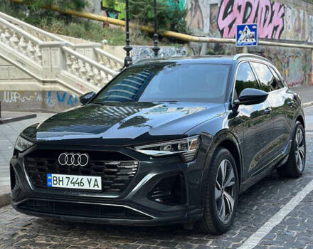Серый Ауди Q8 e-tron, объемом двигателя 0 л и пробегом 4 тыс. км за 50999 $, фото 16 на Automoto.ua
