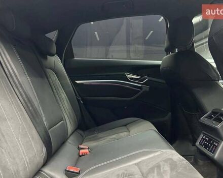 Сірий Ауді Q8 e-tron, об'ємом двигуна 0 л та пробігом 26 тис. км за 69500 $, фото 26 на Automoto.ua