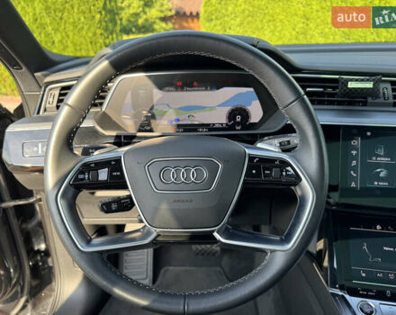 Сірий Ауді Q8 e-tron, об'ємом двигуна 0 л та пробігом 44 тис. км за 48900 $, фото 68 на Automoto.ua