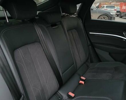 Сірий Ауді Q8 e-tron, об'ємом двигуна 0 л та пробігом 34 тис. км за 65000 $, фото 32 на Automoto.ua