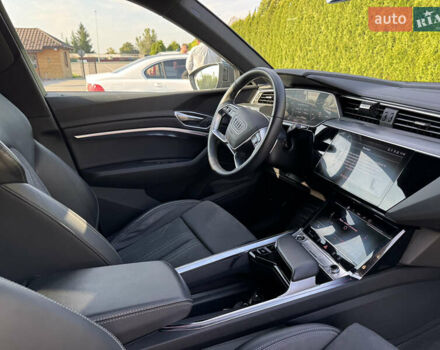 Сірий Ауді Q8 e-tron, об'ємом двигуна 0 л та пробігом 44 тис. км за 48900 $, фото 4 на Automoto.ua