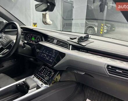 Сірий Ауді Q8 e-tron, об'ємом двигуна 0 л та пробігом 26 тис. км за 69500 $, фото 17 на Automoto.ua