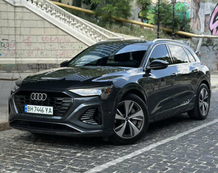 Сірий Ауді Q8 e-tron, об'ємом двигуна 0 л та пробігом 4 тис. км за 55000 $, фото 2 на Automoto.ua