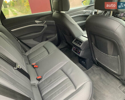 Серый Ауди Q8 e-tron, объемом двигателя 0 л и пробегом 1 тыс. км за 59800 $, фото 16 на Automoto.ua