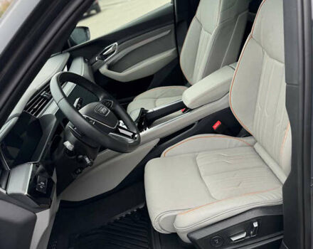 Серый Ауди Q8 e-tron, объемом двигателя 0 л и пробегом 21 тыс. км за 56500 $, фото 30 на Automoto.ua