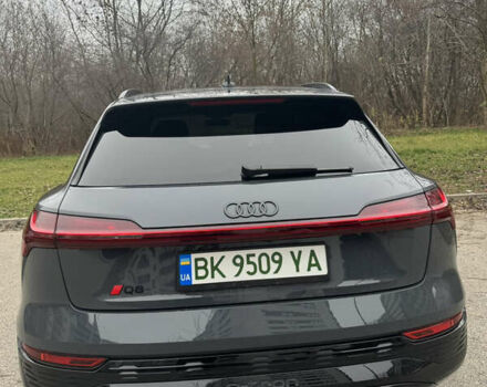 Серый Ауди Q8 e-tron, объемом двигателя 0 л и пробегом 21 тыс. км за 56500 $, фото 10 на Automoto.ua