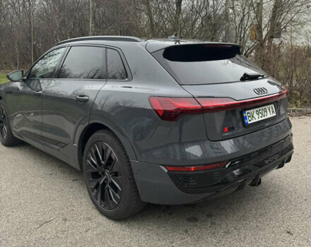 Серый Ауди Q8 e-tron, объемом двигателя 0 л и пробегом 21 тыс. км за 56500 $, фото 5 на Automoto.ua