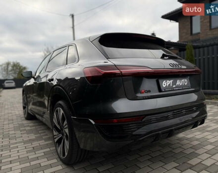 Ауди Q8 e-tron 2024 в Киеве на Automoto.ua Серый Ауди Q8 e-tron, объемом двигателя 0 л и пробегом 8 тыс. км за 62800 $, фото 1 на Automoto.ua