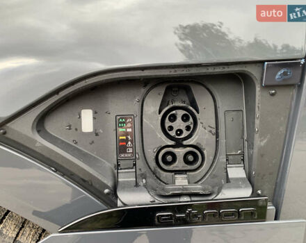 Сірий Ауді Q8 e-tron, об'ємом двигуна 0 л та пробігом 1 тис. км за 65500 $, фото 34 на Automoto.ua