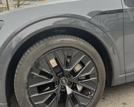 Серый Ауди Q8 e-tron, объемом двигателя 0 л и пробегом 21 тыс. км за 56500 $, фото 18 на Automoto.ua