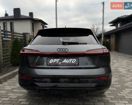 Ауди Q8 e-tron 2024 в Киеве на Automoto.ua Серый Ауди Q8 e-tron, объемом двигателя 0 л и пробегом 8 тыс. км за 62800 $, фото 2 на Automoto.ua
