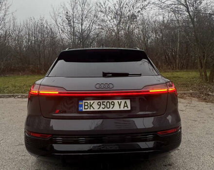 Серый Ауди Q8 e-tron, объемом двигателя 0 л и пробегом 21 тыс. км за 56500 $, фото 16 на Automoto.ua