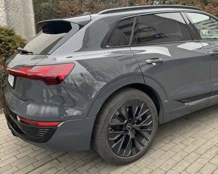 Серый Ауди Q8 e-tron, объемом двигателя 0 л и пробегом 21 тыс. км за 56500 $, фото 3 на Automoto.ua