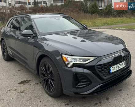 Серый Ауди Q8 e-tron, объемом двигателя 0 л и пробегом 21 тыс. км за 56500 $, фото 4 на Automoto.ua