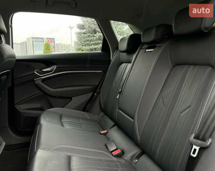 Серый Ауди Q8 e-tron, объемом двигателя 0 л и пробегом 20 тыс. км за 53900 $, фото 23 на Automoto.ua