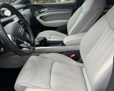 Серый Ауди Q8 e-tron, объемом двигателя 0 л и пробегом 21 тыс. км за 56500 $, фото 32 на Automoto.ua