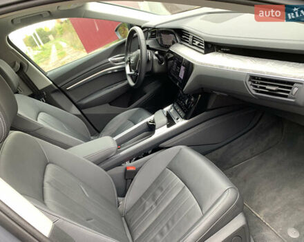 Сірий Ауді Q8 e-tron, об'ємом двигуна 0 л та пробігом 1 тис. км за 65500 $, фото 30 на Automoto.ua