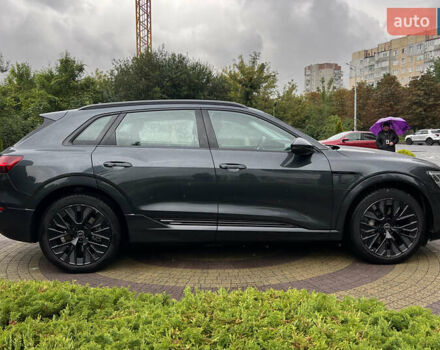 Серый Ауди Q8 e-tron, объемом двигателя 0 л и пробегом 20 тыс. км за 53900 $, фото 7 на Automoto.ua