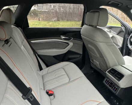 Серый Ауди Q8 e-tron, объемом двигателя 0 л и пробегом 21 тыс. км за 56500 $, фото 34 на Automoto.ua