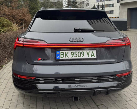 Серый Ауди Q8 e-tron, объемом двигателя 0 л и пробегом 21 тыс. км за 56500 $, фото 9 на Automoto.ua