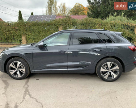 Сірий Ауді Q8 e-tron, об'ємом двигуна 0 л та пробігом 1 тис. км за 65500 $, фото 5 на Automoto.ua