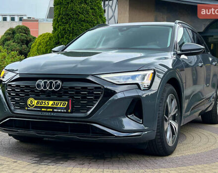 Серый Ауди Q8 e-tron, объемом двигателя 0 л и пробегом 1 тыс. км за 54900 $, фото 2 на Automoto.ua