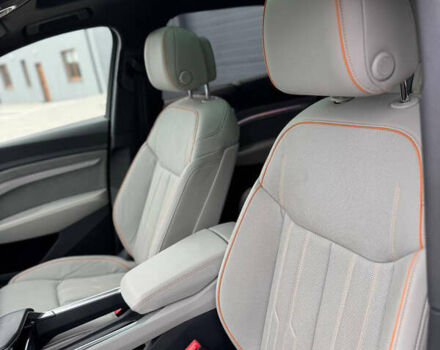 Серый Ауди Q8 e-tron, объемом двигателя 0 л и пробегом 21 тыс. км за 56500 $, фото 31 на Automoto.ua