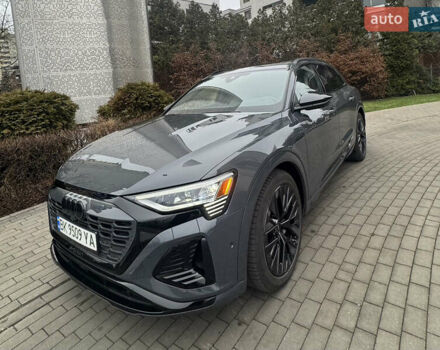 Серый Ауди Q8 e-tron, объемом двигателя 0 л и пробегом 21 тыс. км за 56500 $, фото 2 на Automoto.ua