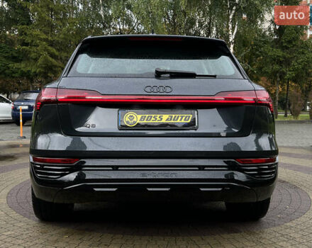 Серый Ауди Q8 e-tron, объемом двигателя 0 л и пробегом 20 тыс. км за 53900 $, фото 5 на Automoto.ua