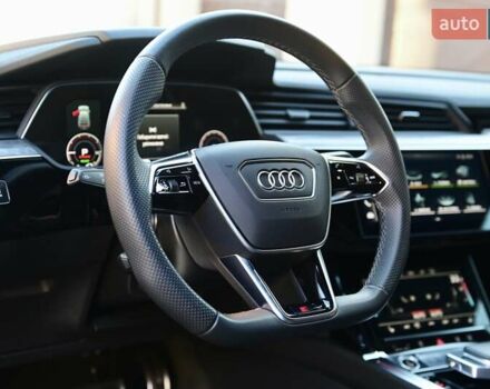 Синий Ауди Q8 e-tron, объемом двигателя 0 л и пробегом 39 тыс. км за 69999 $, фото 61 на Automoto.ua