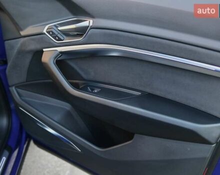 Синий Ауди Q8 e-tron, объемом двигателя 0 л и пробегом 39 тыс. км за 69999 $, фото 62 на Automoto.ua