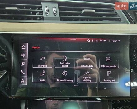 Синий Ауди Q8 e-tron, объемом двигателя 0 л и пробегом 5 тыс. км за 48500 $, фото 34 на Automoto.ua