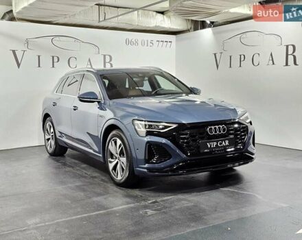 Синий Ауди Q8 e-tron, объемом двигателя 0 л и пробегом 5 тыс. км за 48500 $, фото 1 на Automoto.ua