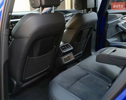 Синий Ауди Q8 e-tron, объемом двигателя 0 л и пробегом 39 тыс. км за 69999 $, фото 73 на Automoto.ua