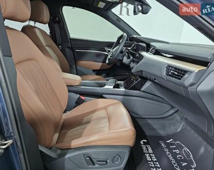 Синий Ауди Q8 e-tron, объемом двигателя 0 л и пробегом 5 тыс. км за 48500 $, фото 19 на Automoto.ua